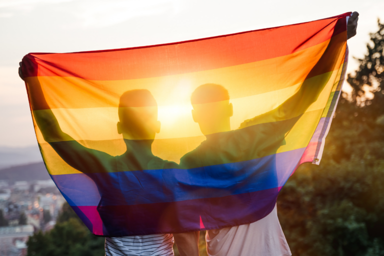 Viajeros LGBTQ+ descubriendo destinos gay friendly alrededor del mundo